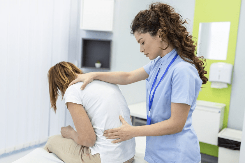 Per diagnosticare il mal di schiena nella regione lombare, il medico eseguirà un esame fisico. 