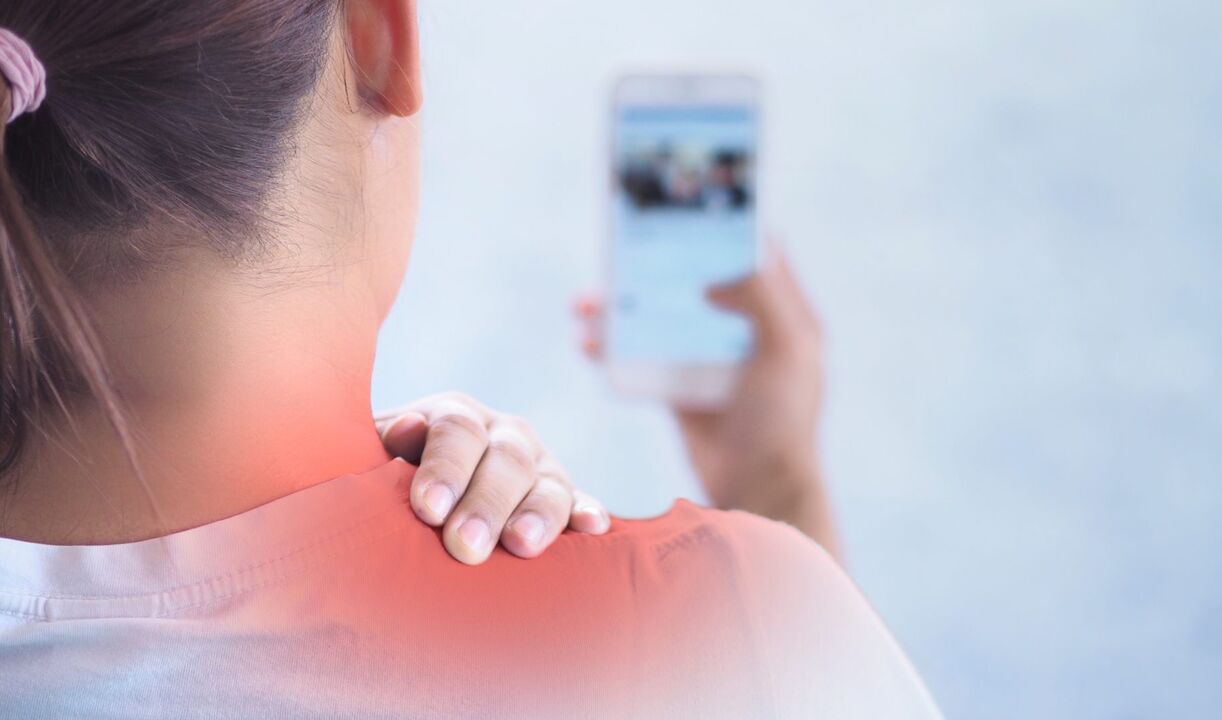 Molto spesso, il collo fa male a causa di una postura errata, ad esempio se una persona utilizza uno smartphone per un lungo periodo