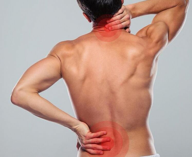 Un uomo ha osteocondosi spinale